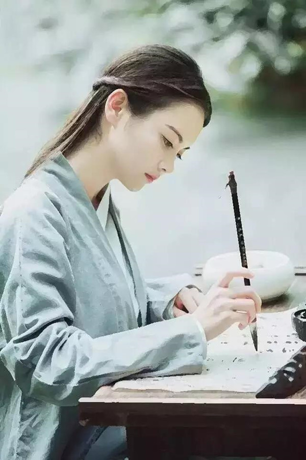 美女练字图片