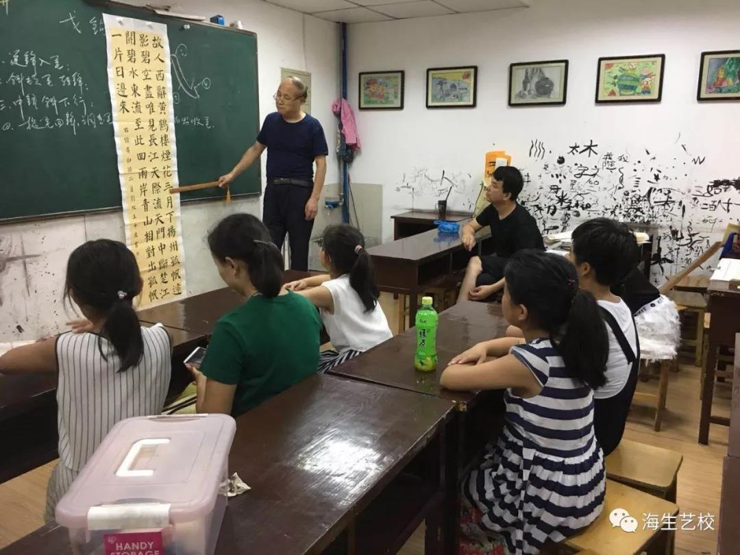 学生正在听老师讲课