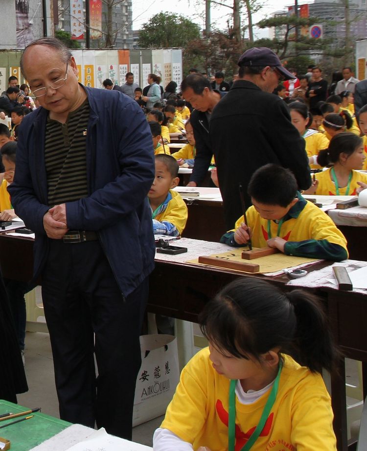 林宏彦校长指导学生写字